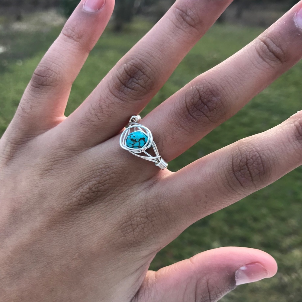 Blue HowLite crystal wire ring - Picture 3 of 3